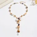 Collana di perle vintage con ciondolo a fiore bianco e perline marmorizzate terrose - Oro-Bianco (X3482)