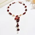 Collana vintage di perle bordeaux con pendente a fiore e nappa di perla bianca - Oro-Rosso (X3482)