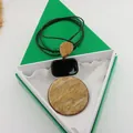 Collana con pendente geometrico retrò in resina con trama marmorizzata e cordoncino nero cerato - Tondo (X2554)