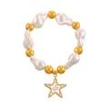 Elegante pulsera de perlas barrocas e hilo dorado con un colgante de estrella dorada - R88261 (Pulsera) Estilo Pentagrama