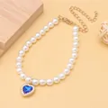 Dettaglio della collana di perle per animali con ciondolo a cuore blu con strass lucidi. - Blu