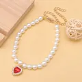 Dettaglio della collana di perle per animali con un ciondolo a cuore rosso lucente - Rosso
