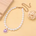 Dettaglio della collana di perle per animali con un elegante ciondolo a cuore in cristallo viola - Viola