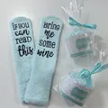 Detail von hellblauen Korallenfleece-Socken mit lustigem Weintext in Cupcake-Geschenkbox. - Ohne Kuchenverpackung / Hellgrün (Wein)