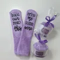 Lustige lila Korallenfleece-Weinsocken in kreativer Cupcake-Geschenkverpackung für Damen - Ohne Kuchenverpackung / Lila W