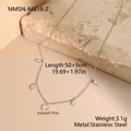 Detalle de un collar de acero inoxidable con pequeños colgantes de piedra marquesa blanca. - Estilo Strass Marquesa Plateado (NMSN-M319-2)