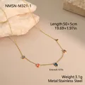 Detalle de collar de acero inoxidable dorado con gemas de colores y medidas técnicas - Estilo Geométrico Strass Colorido Dorado (NMSN-M321-1)