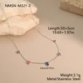 Primer plano del collar de acero inoxidable decorado con pequeñas gemas de colores - Estilo Geométrico Strass Colorido Plateado (NMSN-M321-2)