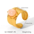Détail d'une bague vintage en acier inoxydable avec une pierre naturelle rose et finition dorée. - Style Tressé Pierre Rose (XZ-R30087-PK)