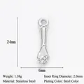 Pendentif en forme de pied en acier inoxydable argenté avec dimensions détaillées - Breloque Poing Argentée (Q290)