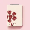 Tragbarer klappbarer Kosmetikspiegel mit handgemaltem rotem Rosenstrauß auf beigem Gehäuse - Off-White Handgemalte Rosen-Stil (LXFJ01404)