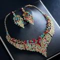 Detail van een luxe sieradenset met een statement ketting en kleurrijke strass oorbellen. - Gold-Multicolor