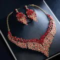Detailopname van luxe rode strass ketting en oorbellen sieradenset voor avondjurken - Goud-Rood