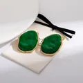 Eleganti orecchini a clip geometrici irregolari in smalto verde con bordo dorato - Orecchino a Clip Geometrico Verde