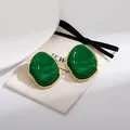Orecchini a perno geometrici irregolari con resina verde lucida e bordo dorato per donne - Perno Orecchino Geometrico Verde