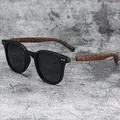 Klassische Sonnenbrille mit schwarzem Rahmen und natürlichen Holzbügeln - Glänzendes Schwarz/Grau