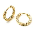 Primer plano de pendientes de aro de acero de titanio dorado con superficie facetada - Dorado / 2.5*8
