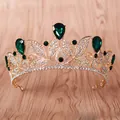 Vue détaillée des cristaux vert émeraude sur une couronne de mariée baroque dorée - Vert
