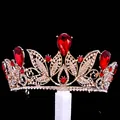 Vue détaillée de la couronne de mariée baroque dorée avec grands cristaux rouges - Rouge