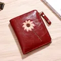 Piccolo portafoglio in pelle rossa da donna con ricamo a girasole e chiusura lampo - Borgogna