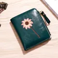 Portafoglio corto verde scuro minimalista da donna con ricamo a margherita e cerniera - Verde petrolio