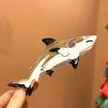 Primer plano de una linda pinza para el cabello con forma de tiburón hecha de acetato - Estilo Tiburón Gris