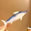 Detalle de una pinza para el pelo de acetato con forma de pez espada azul y blanco - Estilo Pez Espada Azul