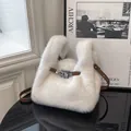 Elegante borsa in finta pelliccia bianca con accenti in pelle marrone e fibbia - Bianco (Senza Ciondolo)