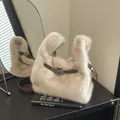 Elegante borsa a mano in peluche crema con cinturini in pelle marrone e fibbia - Cachi Chiaro (Senza Pendente)