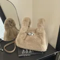 Elegante borsa in ecopelliccia kaki con chiusura girevole in metallo argento - Cachi (Senza Ciondolo)