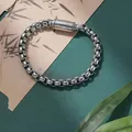 Makroansicht eines versilberten Drachenknochen-Armbands mit Zylinderschließe. - Silberne Kielkette