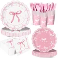 Vista dettagliata delle stoviglie per feste con fiocco rosa e piatti e tazze - Set da 7 Pezzi Fiocco Rosa a Festone