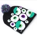 Halloween LED Strickmütze mit grünen und lila Augapfelmustern und weichem Bommel - Schwarze Augäpfel