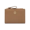 Elegante cartera bifold marrón para mujer con logotipo metálico y cremallera superior - Caqui
