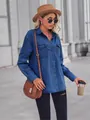 Donna che indossa una camicia di jeans azzurra a maniche lunghe con rever classico e tasche - S / Blu