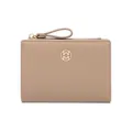 Cartera compacta para mujer en color caqui con cremallera dorada y logo minimalista - Albaricoque