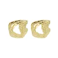 Gros plan sur des boucles d'oreilles clous en métal doré texturé irrégulier - Martelé Irrégulier Or (E3615-2)