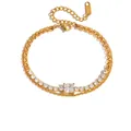 Dettaglio di un bracciale a doppio strato placcato oro con pietre CZ scintillanti. - Bracciale A Doppio Strato Con Motivo Quadrato Cubano