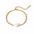 Vista dettagliata del bracciale in acciaio al titanio dorato con perla a forma di cuore - Bracciale A Forma Di Cuore Con Perla Dorata