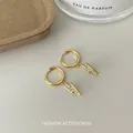 Orecchini a cerchio con ciondolo a fulmine con cristalli scintillanti finitura oro - Orecchini A Forma Di Fulmine Tempestati Di Diamanti In Oro