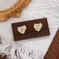 Boucles d'oreilles cœur vintage en or avec nœud en cristal sur présentoir en bois - Cœur Strass Or (E5472-4)