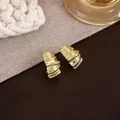 Boucles d'oreilles créoles dorées avec texture spirale et finition métallique irrégulière - Spirale Irrégulière Or (E3731)