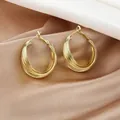 Élégantes boucles d'oreilles créoles dorées multicouches irrégulières sur fond de soie - Multi-couches Superposées Or (E1732)