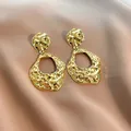 Élégantes boucles d'oreilles rétro en or martelé avec texture métallique unique - Texture Martelée Or (E3182-1)