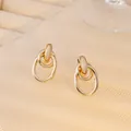 Élégantes boucles d'oreilles ovales dorées entrelacées au fini métallique vintage épuré - Anneaux Superposés Or (E2978-1)