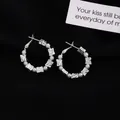 Boucles d'oreilles créoles métalliques irrégulières avec perles grises sur fond noir - Style Créole Perle Artificielle (E2094)