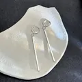 Boucles d'oreilles pendantes barre argentée élégante avec petits anneaux minimalistes - Longue Barre Métal Argent (E6071-2)