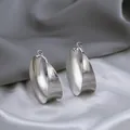 Boucles d'oreilles créoles argentées irrégulières avec une finition texturée unique - Large Forme C Argent (E3419-2)