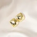 Élégantes boucles d'oreilles géométriques facettées dorées avec finition métallique chic - Carré Facetté Or (E4826-1)