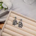 Élégantes boucles d'oreilles pendantes à pampilles argentées avec fini métallique - Pompon Feuille Argent (E3163-02)